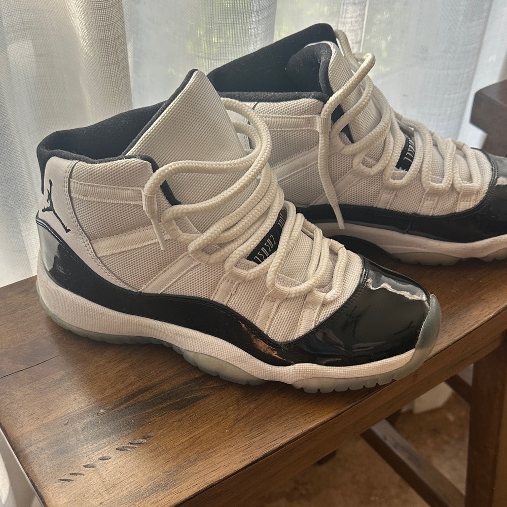 Kids Jordan 11 Retro size7Y Black and White Sneakers